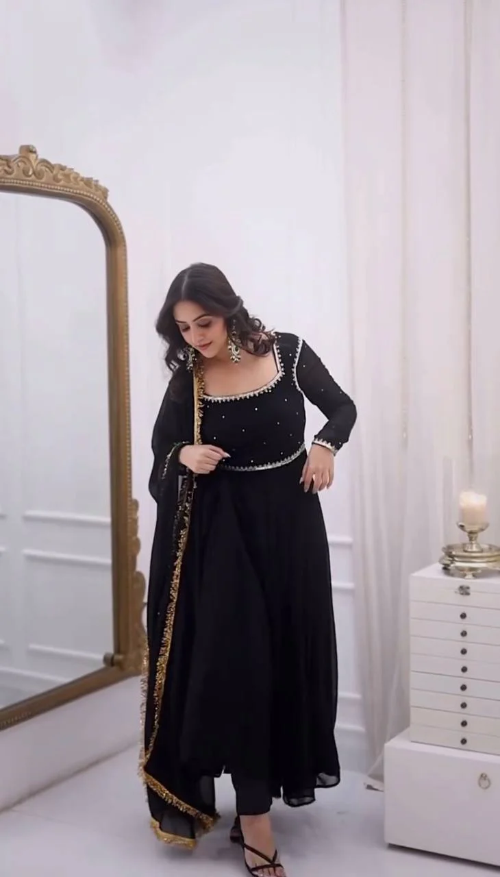 Chic Black Ensemble for Special Occasions - Image 2