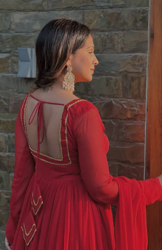 Glamorous Red Ensemble for Festive Occasions - Image 5