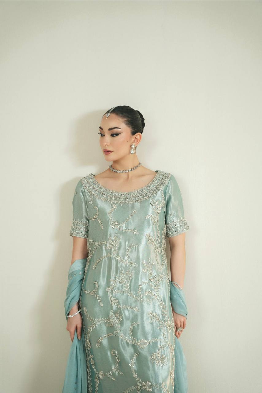 Graceful Attire for Special Occasions - Image 4