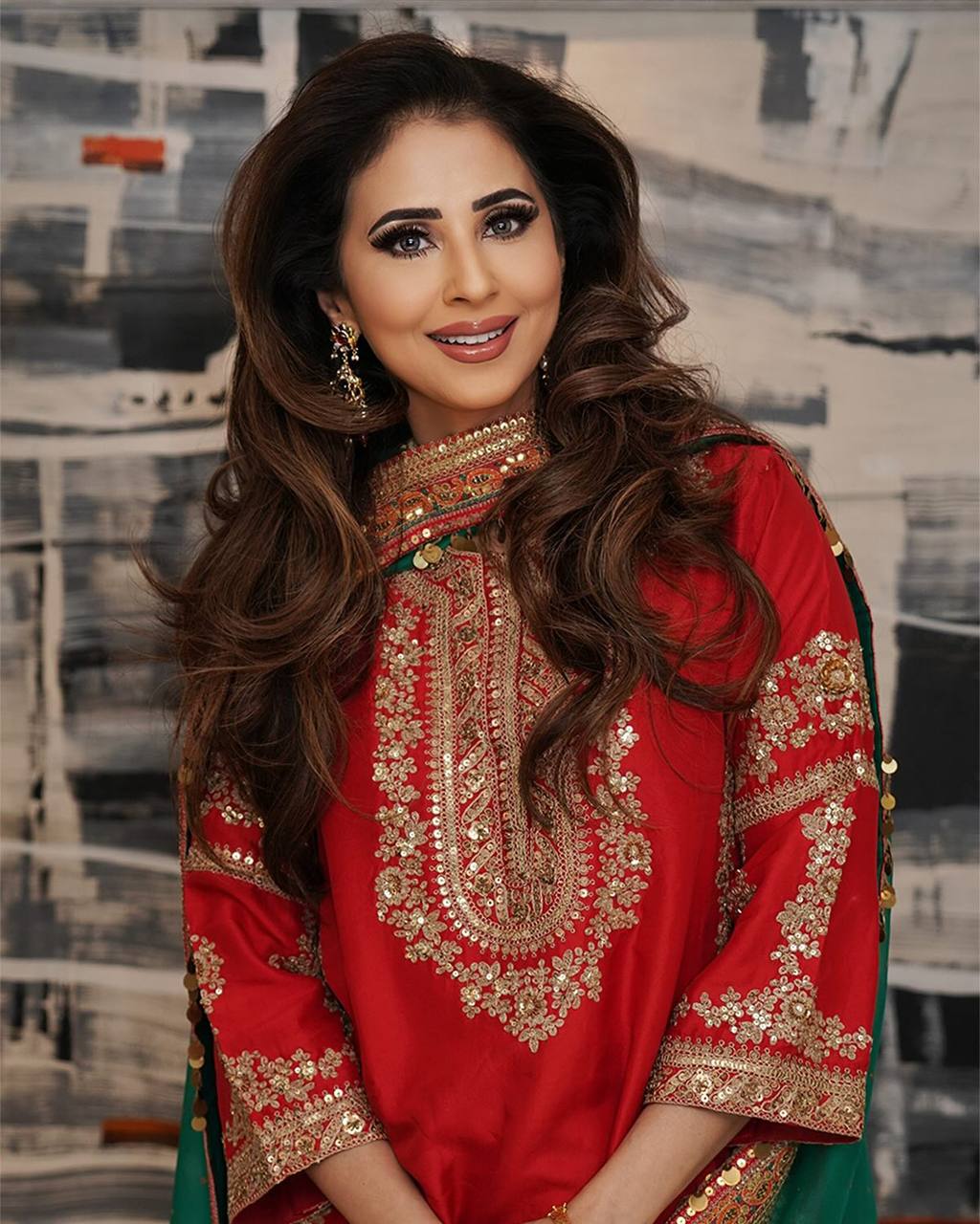 Opulent Allure Dazzling Appearance - Image 4